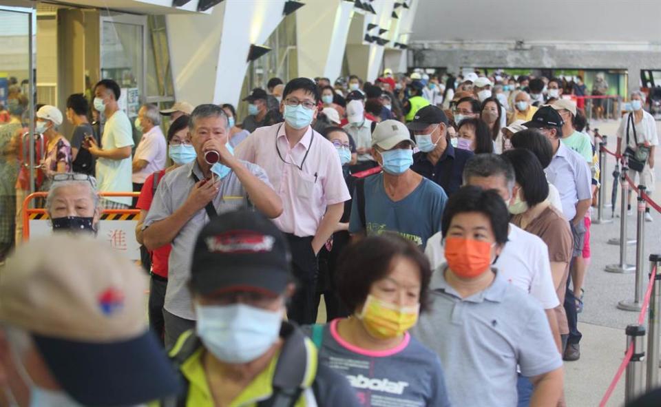 台北市13日起開放花博接種站為長者施莫德納以及AZ兩種疫苗。（張鎧乙攝）