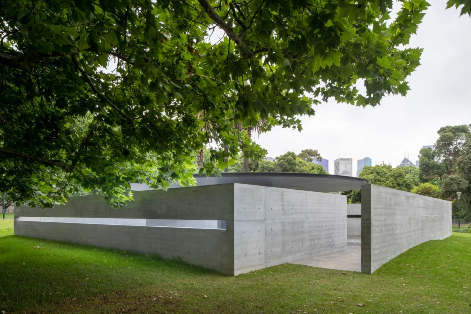 以上 他透過利用幾何形式來創造一個反思的空間。（photo: John Gollings./MPavilion）