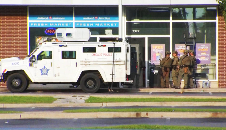 A Chicago Police SWAT team outside the restaurant where Joshua Zimmerman was arrested. (NBC Chicago)