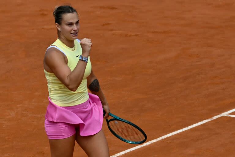 Aryna Sabalenka no afloja y persigue de cerca a Iga Swiatek, en el ranking y en las finales