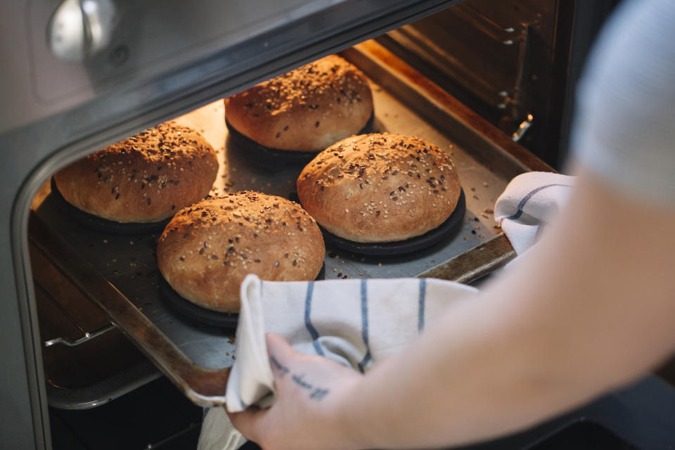 Selbstgemachtes Brot aus dem Backofen – mit diesem Tipp gelingt das Backwerk garantiert. (Bild: Getty Images)