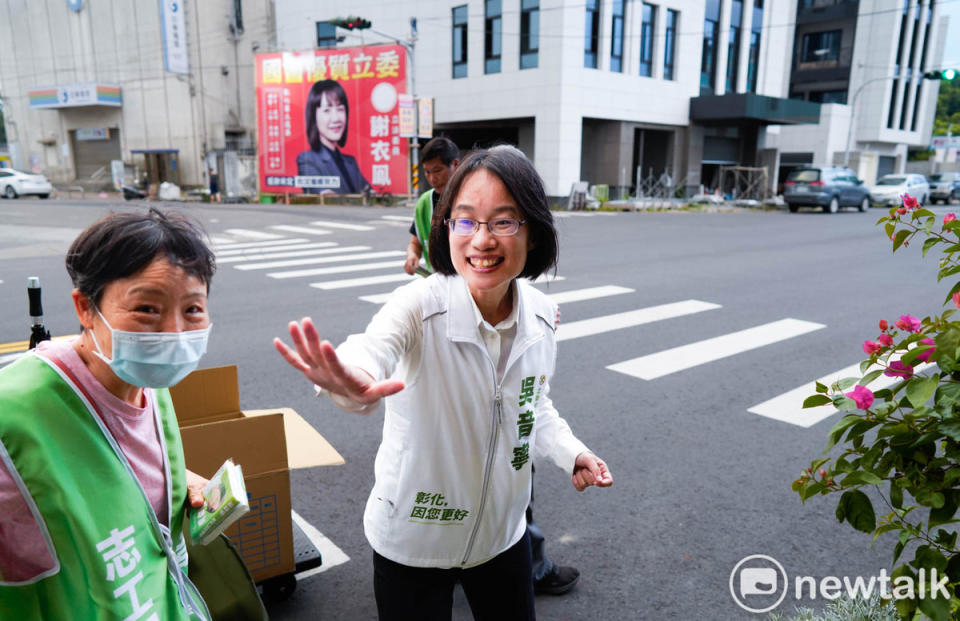  2023年6月，吳音寧獲得民進黨徵召參選彰化第三選區立委後，就從她的故鄉—溪州出發，沿街沿戶向鄉親拜票。在她背後的4連棟大樓就是她的對手謝衣鳳家族所有，被溪州鄉民暱稱是溪州帝寶。謝衣鳳家族，一家三代當立委，她的弟弟謝典林也是現任彰化縣議長，家族事業大，資源多，在地方經營40多年，基層實力雄厚，對吳音寧而言是一場相當艱難的苦戰。   圖：張良一/攝