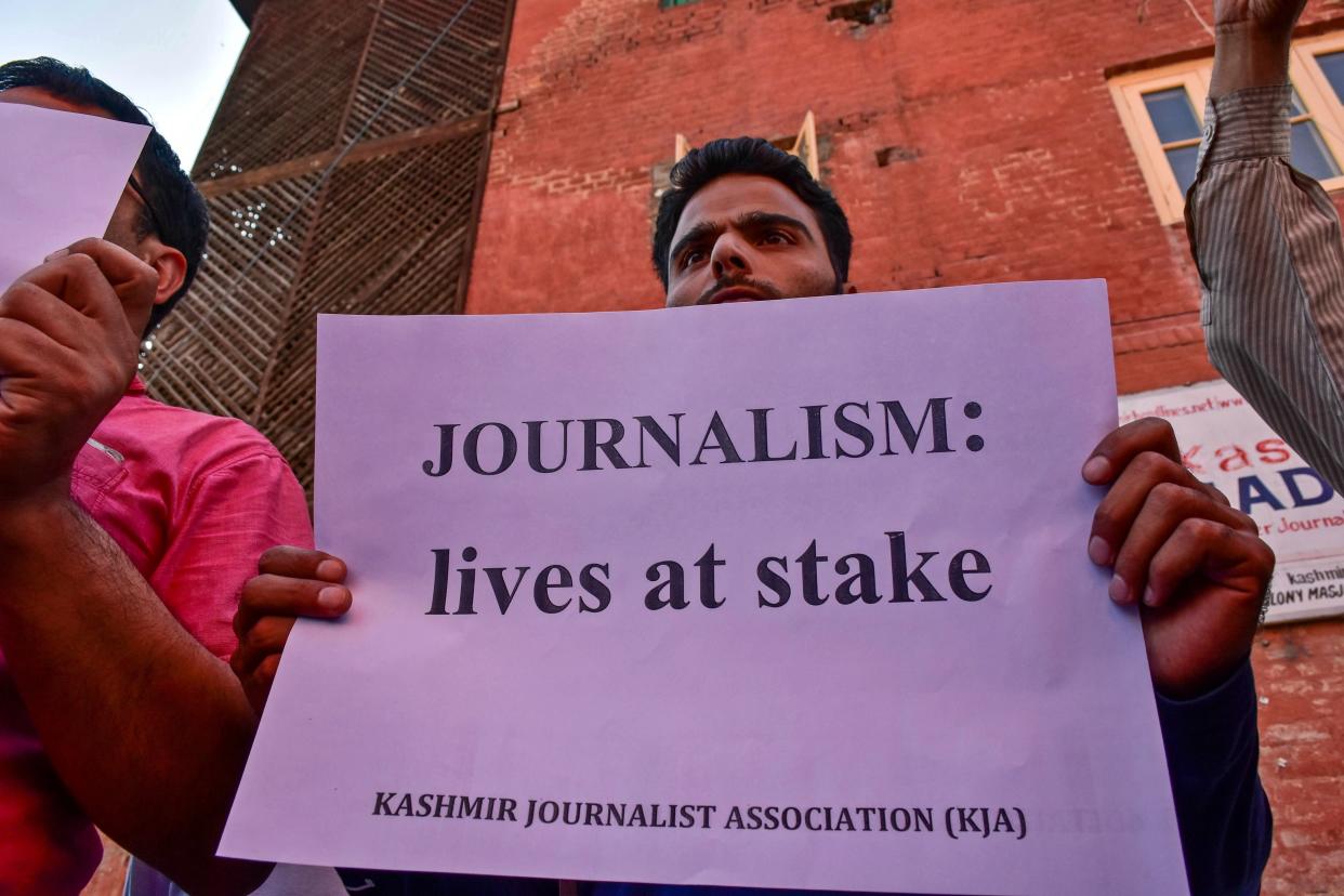 A Kashmiri journalist holds a placard during a protest against the continuous detention of Aasif Sultan. (Photo: Saqib Majeed/SOPA Images/LightRocket via Getty Images)