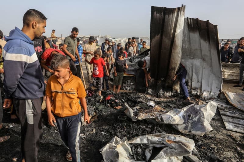 Palestinians inspect the destruction after an Israeli air strike, which resulted in numerous deaths and  injuries, in the Al-Mawasi area, which was bombed with a number of missiles on the tents of displaced people west of the city of Rafah in the southern Gaza Strip. Abed Rahim Khatib/dpa