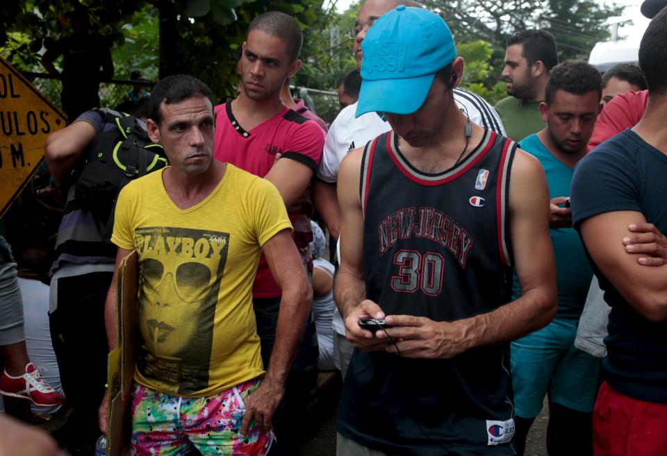 Cubans migrants protest as they wait for the opening of the border between Costa Rica and Nicaragua in Penas Blancas, Costa Rica November 17, 2015. More than a thousand Cuban migrants hoping to make it to the United States were stranded in the border town of Penas Blancas, Costa Rica, on Monday after Nicaragua closed its border on November 15, 2015 stoking diplomatic tensions over a growing wave of migrants making the journey north from the Caribbean island. REUTERS/Oswaldo Rivas