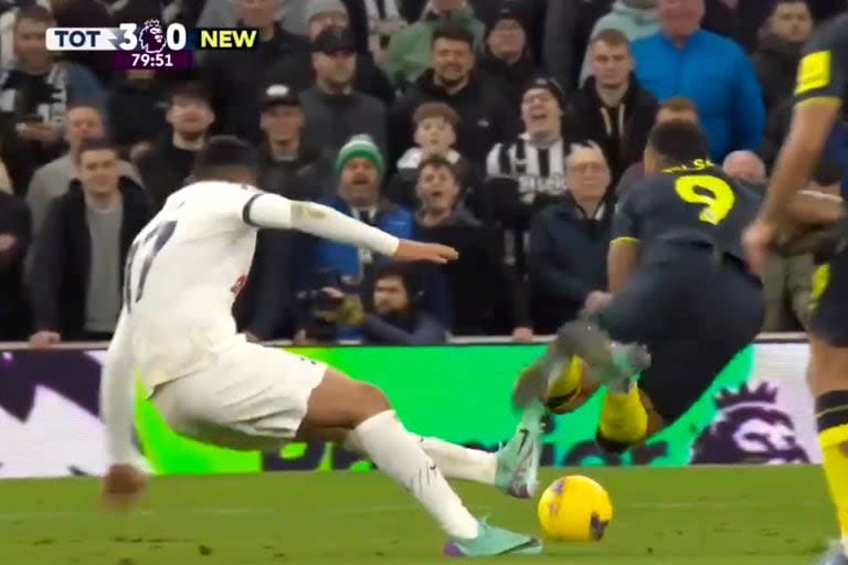 Callum Wilson sufre la infracción de Cuti Romero, en el partido entre Tottenham y Newcastle en la Premier League