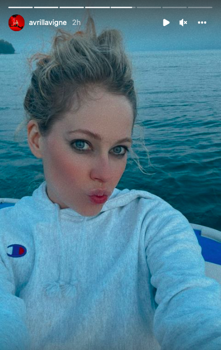 Under ~ Barbermaskine prioritet Avril Lavigne shares selfie from early morning pedal boat ride