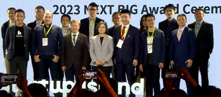 總統蔡英文、國發會主委龔明鑫與13家獲獎新創團隊合影。翻攝至YouTube