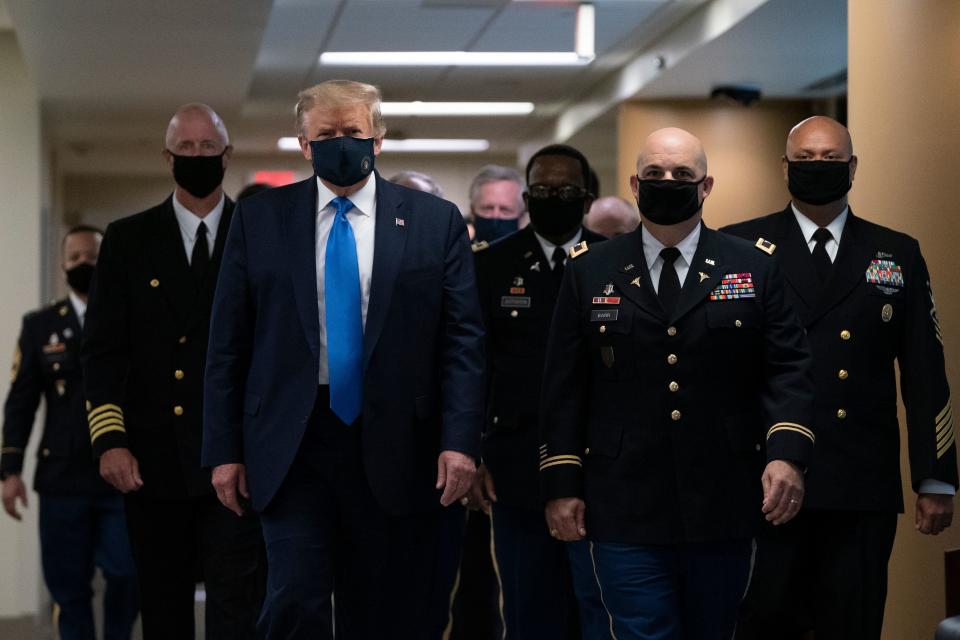 U.S. President Donald Trump wears a mask as he visits Walter Reed National Military Medical Center in Bethesda, Maryland on July 11, 2020. (ALEX EDELMAN / AFP)