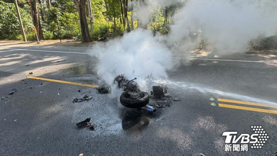 台南柳營上午發生一起車禍，機車遭到撞擊後起火燃燒。（圖／TVBS）