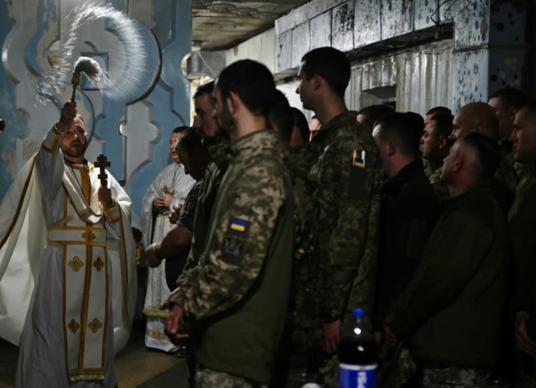 Des militaires de la 24e brigade de l'armée ukrainienne assistent au service de Pâques dans la région de Donetsk, le 5 mai 2024 (Genya SAVILOV)