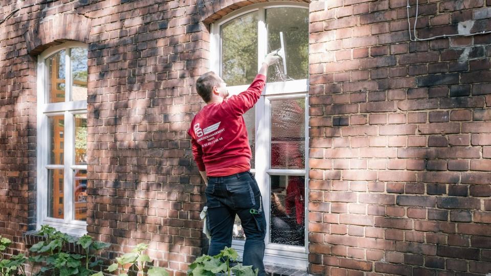 Damit Fenster makellos rein werden, müssen Gebäudereiniger auch wissen, wie setzen sich Reinigungsmittel chemisch zusammensetzen. Sebastian Duda lernt die nötigen Grundlagen in seiner Ausbildung. Foto: Ole Spata