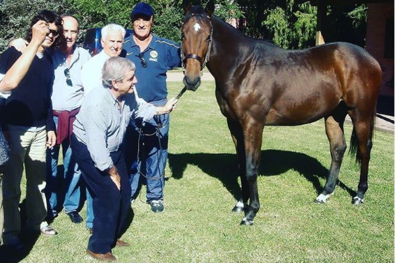 Ulance, en el haras El Turf, cuando conoció a sus dueños y a su entrenador; el Zorrito, Sosa, Tadei y Basile, junto a otro de los integrantes de la sociedad tuvieron su foto