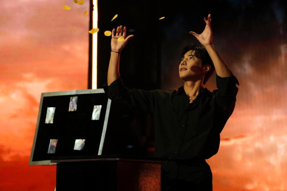 Yu Hojin delivered a mesmerizing magic act that had Heidi Klum wondering if she was hypnotized.