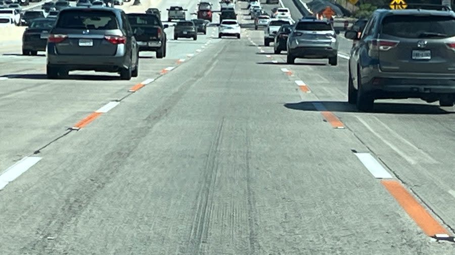 5 contrasting stripes on motorway lanes