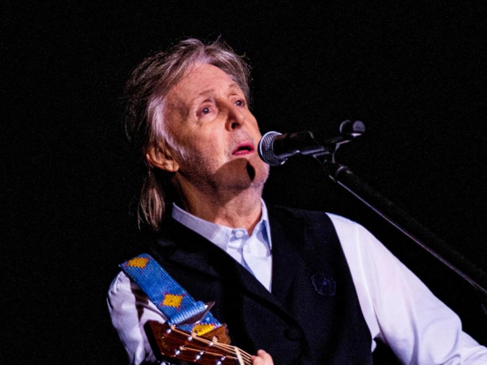 McCartney en el escenario de Glastonbury (Joel C Ryan/Invision/AP)