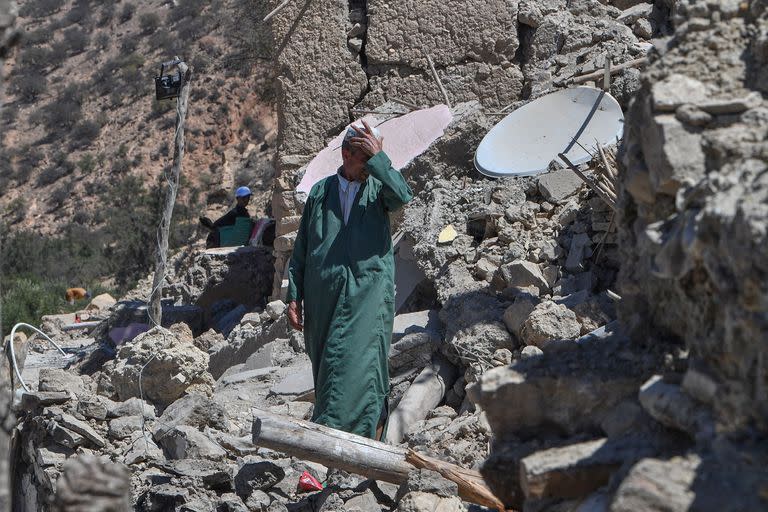 Un hombre camina sobre escombros en el pueblo de Imoulas en la provincia de Taroudant, una de las más devastadas por el terremoto en Marruecos, el 11 de septiembre de 2023.