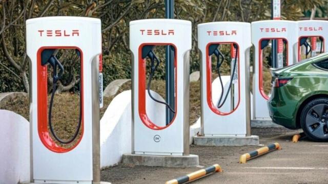 Tesla : nouvelle flamblée des prix aux superchargeurs