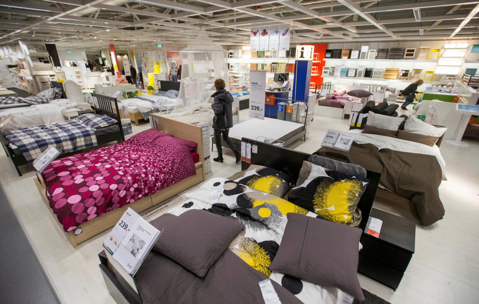 <p>Aunque Ikea te obligue, en principio, a mirar toda su tienda, hay atajos. Sin embargo, debes estar atento porque no están muy bien señalizados y además cambian continuamente con la idea de hacer que los clientes compren más, según aseguran los trabajadores. (Foto: Yves Hermann / Reuters). </p>