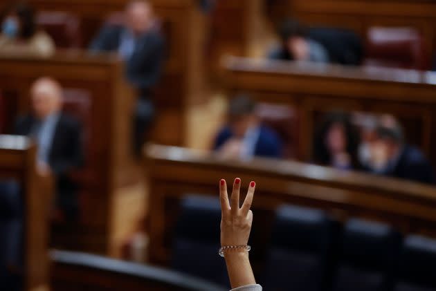 Detalle de la mano de una diputada marcando a sus compa&#xf1;eros qu&#xe9; opci&#xf3;n votar en el Congreso de los Diputados en Madrid durante el pleno celebrado este jueves. (Photo: JUAN CARLOS HIDALGO / EFE)