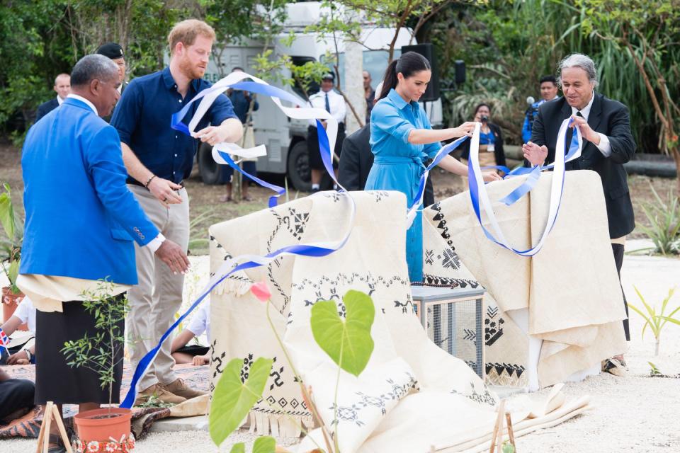 <p><strong>26 October </strong>The duke and duchess helped with the canopy preparations. </p>