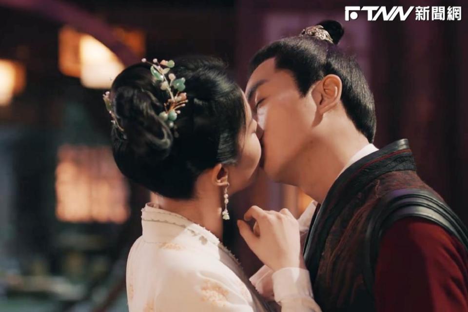 劉亦菲（圖左）、陳曉在劇中有許多吻戲。（圖／中天娛樂台提供）