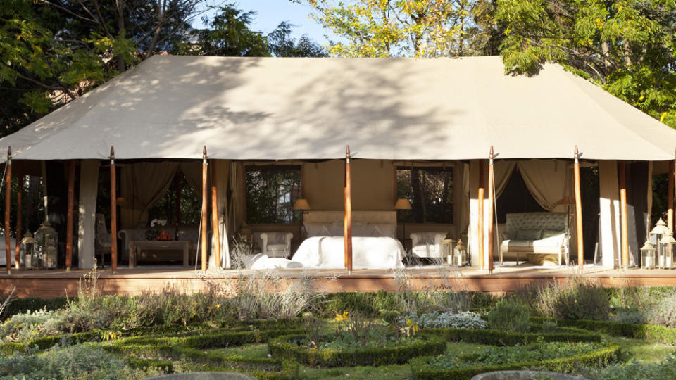Das Safari-Luxuszelt im Park eines Meraner Hotels