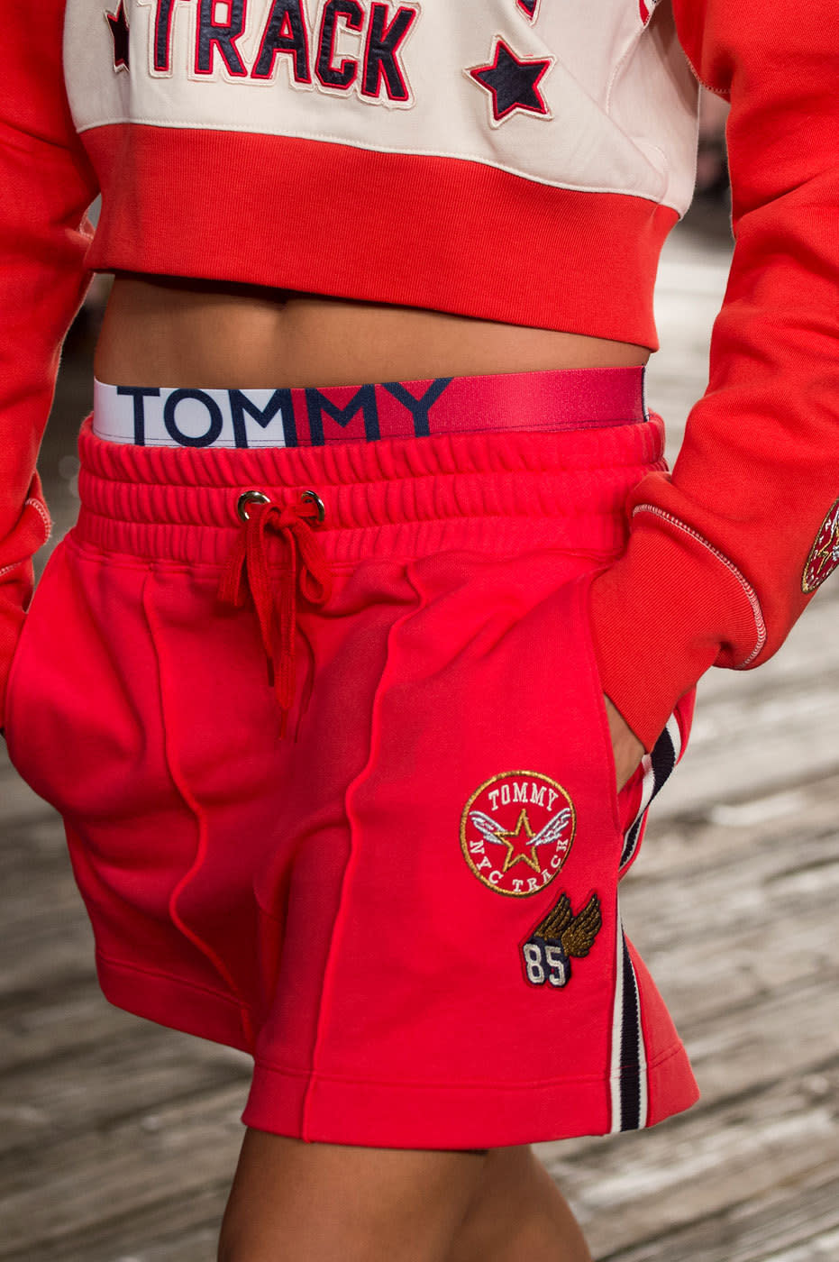 13 Tommy x Gigi Outfits, die wir unbedingt für unsere Kleiderschränke brauchen