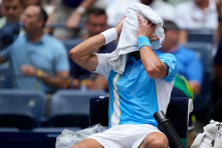 El serbio Novak Djokovic se seca el sudor durante un descanso del partido contra el estadounidense Taylor Fritz