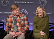 En 2015, Kirsten Dunst et Jesse Plemons forment un couple dans la deuxième saison de la série <em>Fargo</em>. Un an plus tard, les deux acteurs officialisent leur relation. Lors de l’inauguration de l’étoile de la comédienne sur le Hollywood Walk of Fame en août 2019, Jesse Plemons raconte sa première rencontre avec Kirsten Dunst, à l’aéroport international de Los Angeles. Alors qu’il faisait la queue pour s’envoler pour le tournage de <em>Fargo, </em>l’acteur a entendu quelqu’un prononcer son nom. En découvrant qu’il s’agissait de sa future compagne, le comédien s’est senti extrêmement intimidé. "<em>Je l’ai regardée dans les yeux et j’ai vu la belle, douce et accueillante personne qu’elle est</em>", déclare-t-il. Il ajoute, en s’adressant directement à Kirsten Dunst : "<em>Tu es tout pour moi, et je n’aurais jamais imaginé avoir une partenaire qui me comprend comme toi</em>". <em>(Photo by Jamie McCarthy/Getty Images)</em>