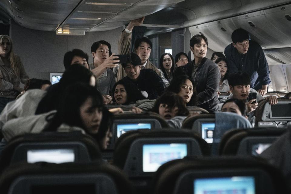 《緊急迫降》是韓國首部以空難為主題的電影，劇組用兩個月時間搭建1：1真實機艙場景，令觀眾透過鏡頭彷如真實地置身於客機上。(圖片來源: 《緊急迫降》電影劇照)