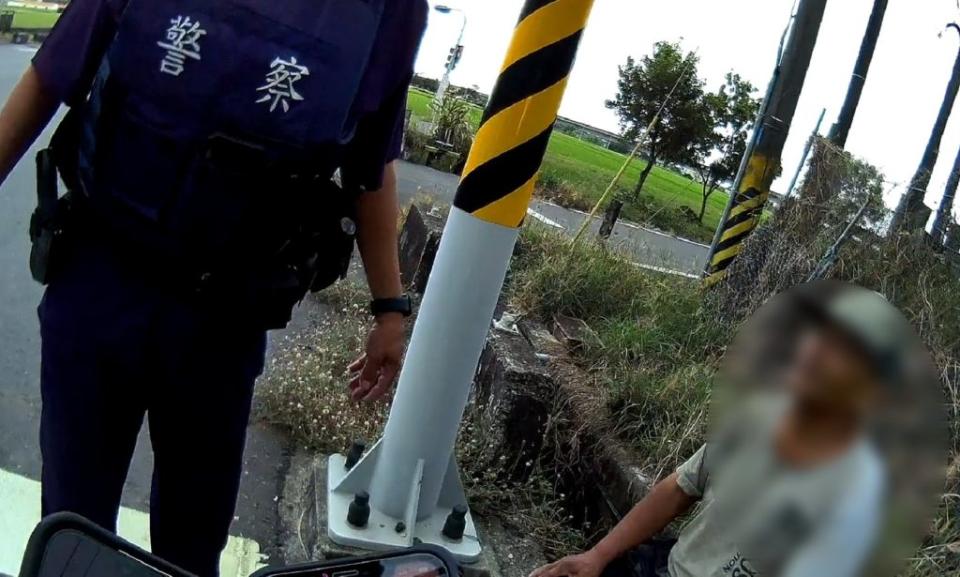 新營警於鄉間道路上發現老翁。（民眾提供）