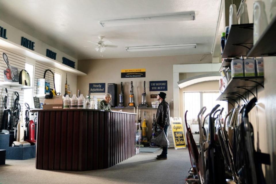 Robert Forster and Aaron Paul in “El Camino: A Breaking Bad Movie,” 2019 - Credit: ©Netflix/Courtesy Everett Collection