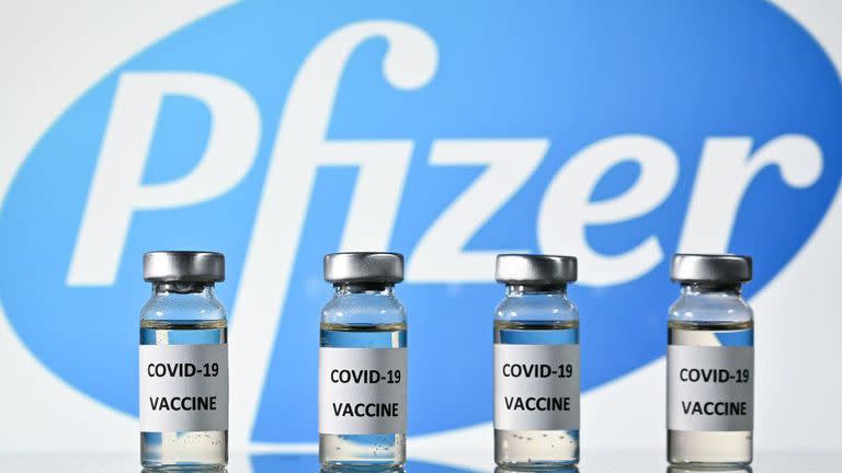 La primera vacuna aprobada por la OMS fue la de Pfizer y BioNTech.