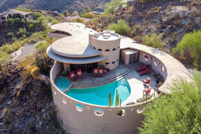 The crescent-shaped pool could be described as Wright’s take on the popular kidney bean shape.