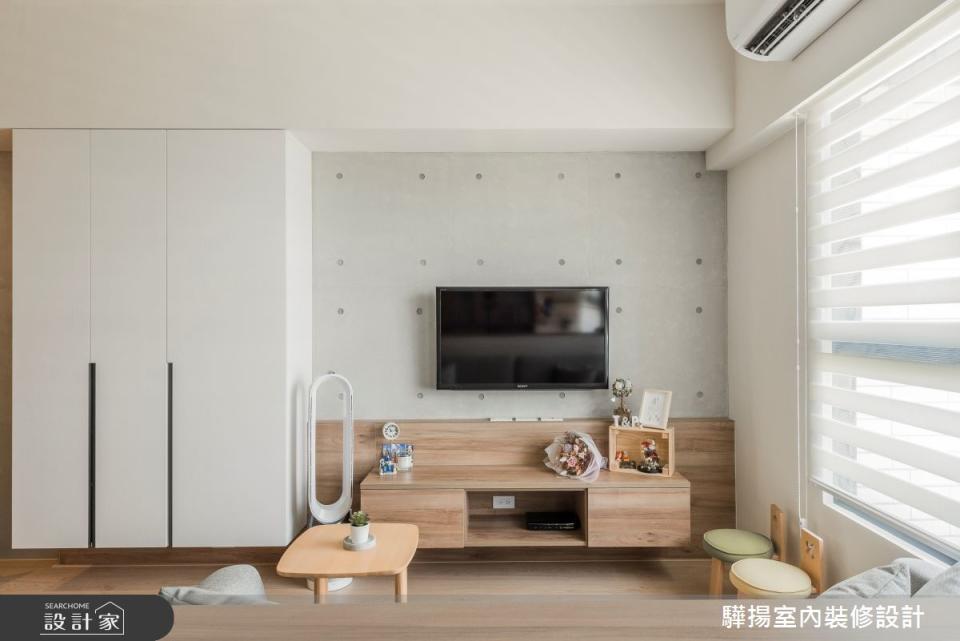 <p>案例四、電視牆持續以仿清水模施作的樂土質感為造型，搭佐系統家具的木紋質感，挹注溫潤人文。</p> 