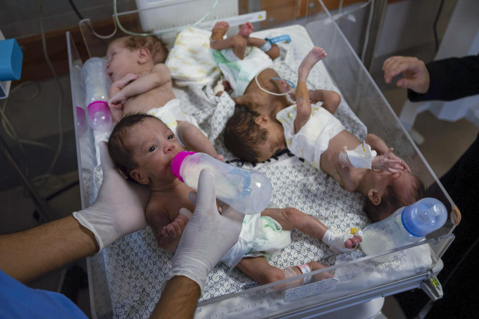 En esta imagen de archivo, médicos preparan a bebés prematuros para trasladarlos a Egipto tras ser evacuados del hospital de Shifa, en la Ciudad de Gaza, a un centro en Rafah, en la Franja de Gaza, el 20 de noviembre de 2023. La guerra en Gaza ha provocado una catástrofe humanitaria y la escasez de los productos más básicos. Entre los más afectados están los bebés, los niños pequeños y sus padres, ya que los pañales y la leche de fórmula son difíciles de encontrar o tienen precios inaccesibles. (AP Foto/Fatima Shbair, archivo)