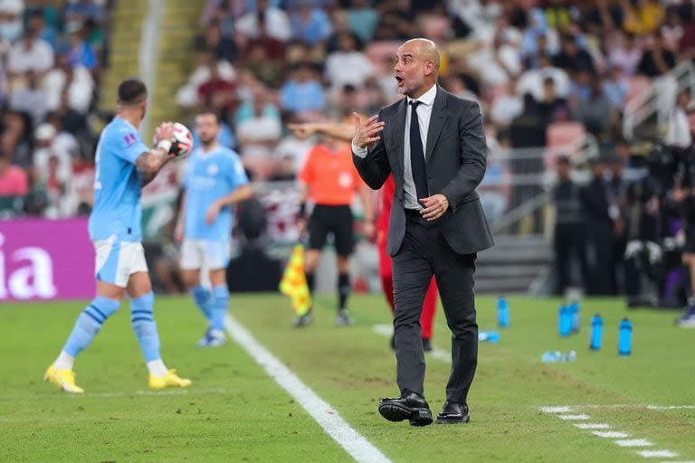 Las indicaciones de Pep Guardiola al filo del campo de juego, en Manchester City - Fluminense, por la final del Mundial de Clubes.