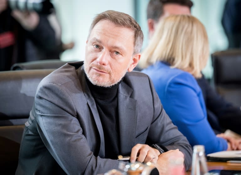 Finanzminister Christian Lindner (FDP) verlangt nach Informationen des "Spiegel" deutliche Einsparungen in den Etats zahlreicher Ministerien für das kommende Jahr. Das berichtete der "Spiegel" unter Verweis auf Koalitionskreise. (STEFANIE LOOS)