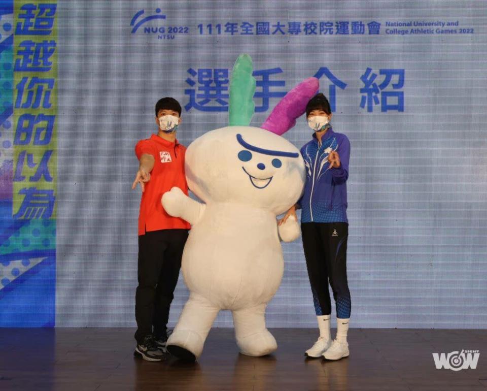 台師大游泳好手吳浚鋒(左)與東京奧運跆拳道好手羅嘉翎一同出席開幕記者會。