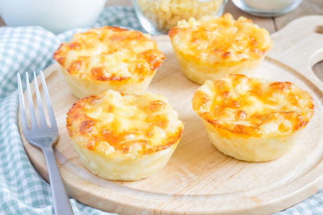 Macaroni and cheese baked as a little pies