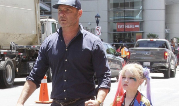 Liev Schreiber took his son to Comic-Con dressed as Harley Quinn [Photo: Twitter/@CBGposts]