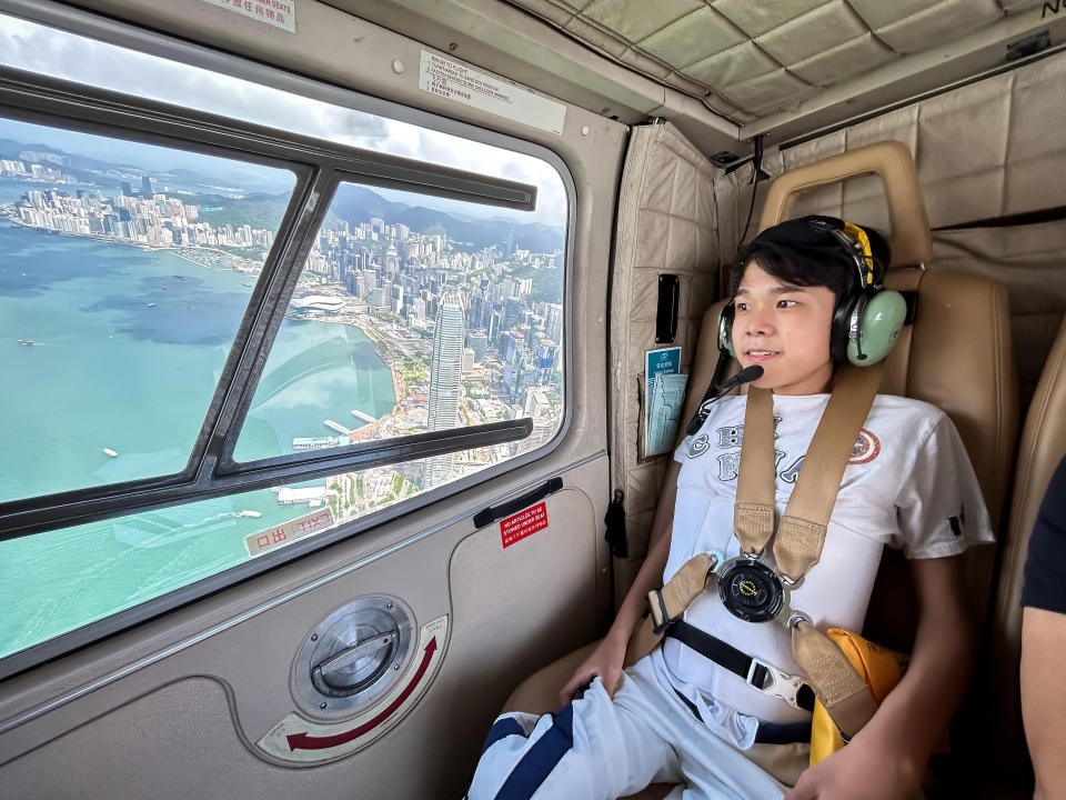 梓鍵一直對空中十分嚮往，因此曾在大東山挑戰滑翔傘，最近則獲安排乘坐直升機，可以在高空俯瞰維港景色。