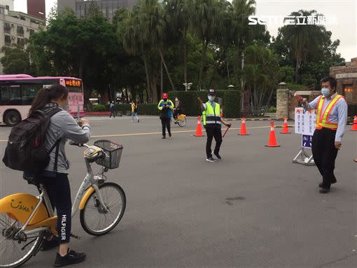 台大實施門禁管制，師生憑證才得以進入校園。（圖／記者簡若羽攝影）