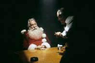 <p><span><span><span>Tim Allen ist wohl einer der bekanntesten Weihnachtsmänner dank seiner Auftritte in der Weihnachtsfilmtrilogie der Disneystudios. Hinter der Verwandlung zum Santa Claus steckte allerdings jede Menge Arbeit: Ganze drei Stunden dauerte es, den Schauspieler in seinen Charakter zu verwandeln. </span></span></span><span><span><span>Bei den Dreharbeiten zum zweiten Teil, ‘Santa Clause 2 – Eine noch schönere Bescherung’, musste Allen teilweise viele Stunden lang das Kostüm anbehalten, weil einige der Kinder, die die Elfen spielten, ihn für den echten Weihnachtsmann hielten.</span></span></span> </p>