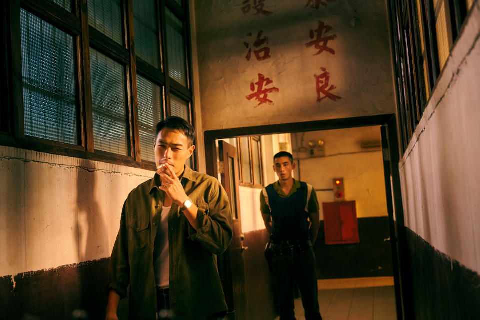 《華燈初上》楊祐寧（左）飾演黑白通吃的刑事組警探，右為章廣辰_Netflix、百聿數碼提供