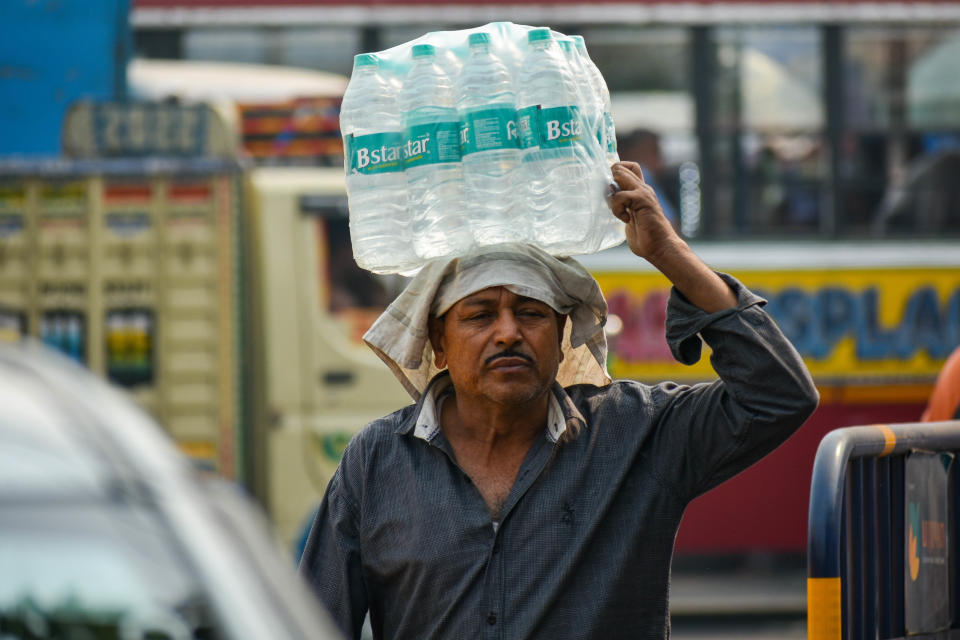 Mann in Kalkutta, Indien, während der Mittagshitze bei über 40 Grad (Photo by Debarchan Chatterjee/NurPhoto via Getty Images)