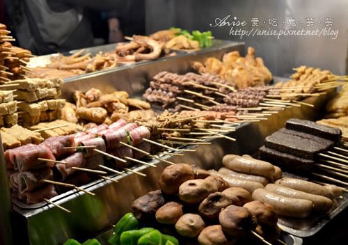 基隆夜市美食~天一香、米粉湯、碳烤蚵仔煎、排骨湯、泡泡冰、全家福酒釀湯圓、大世界傳統烤肉