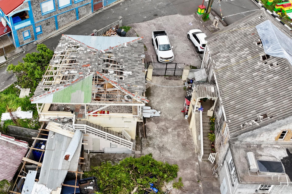 Los edificios con techos dañados se ven en una fotografía de drones después de que el huracán Beryl pasó el día anterior, en la ciudad parroquial de Sauteurs, en el norte de Saint Patrick, Granada, el 2 de julio de 2024. REUTERS/Ian Hughes 