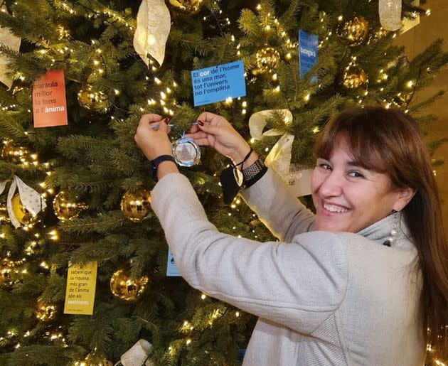 Laura Borr&#xe0;s, presidenta del Parlament de Catalu&#xf1;a, cuelga un adorno de la Casa Blanca en el &#xe1;rbol de Navidad. (Photo: TWITTER: LAURA BORR&#xc0;S)